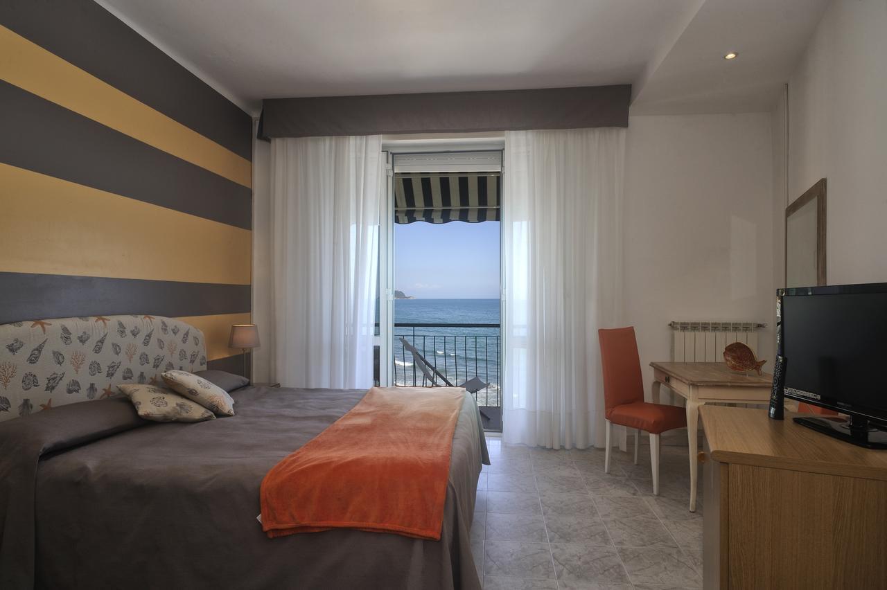 Hotel Bel Sit Алассио Экстерьер фото